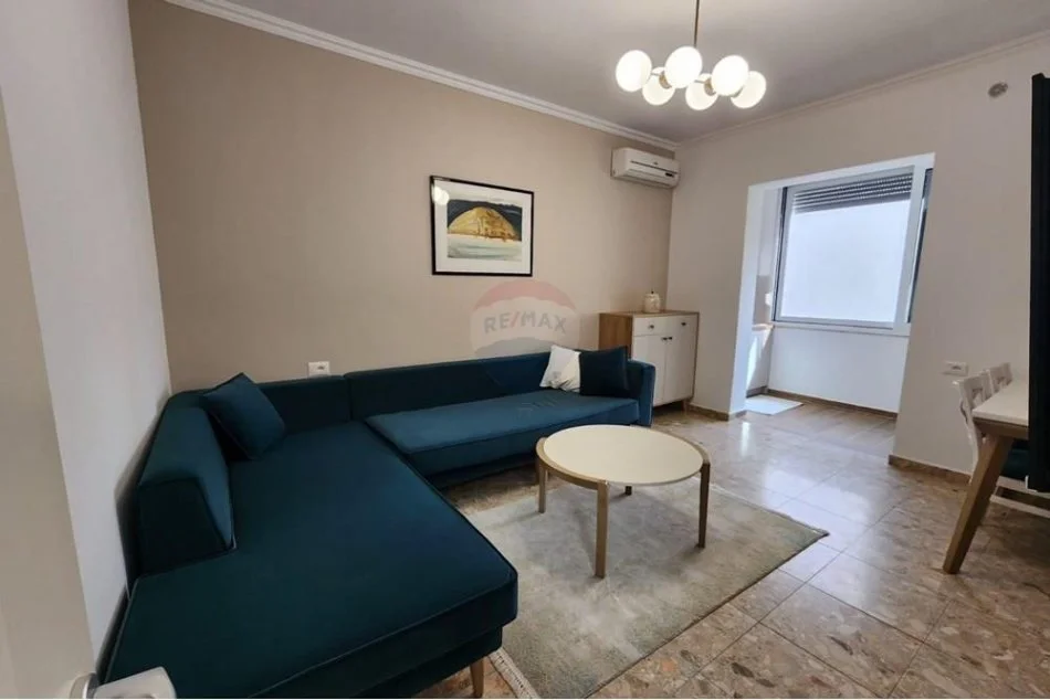 Tirane, jepet me qera apartament 1+1 Kati 3, 75 m² 700 € (Rruga Elbasanit)