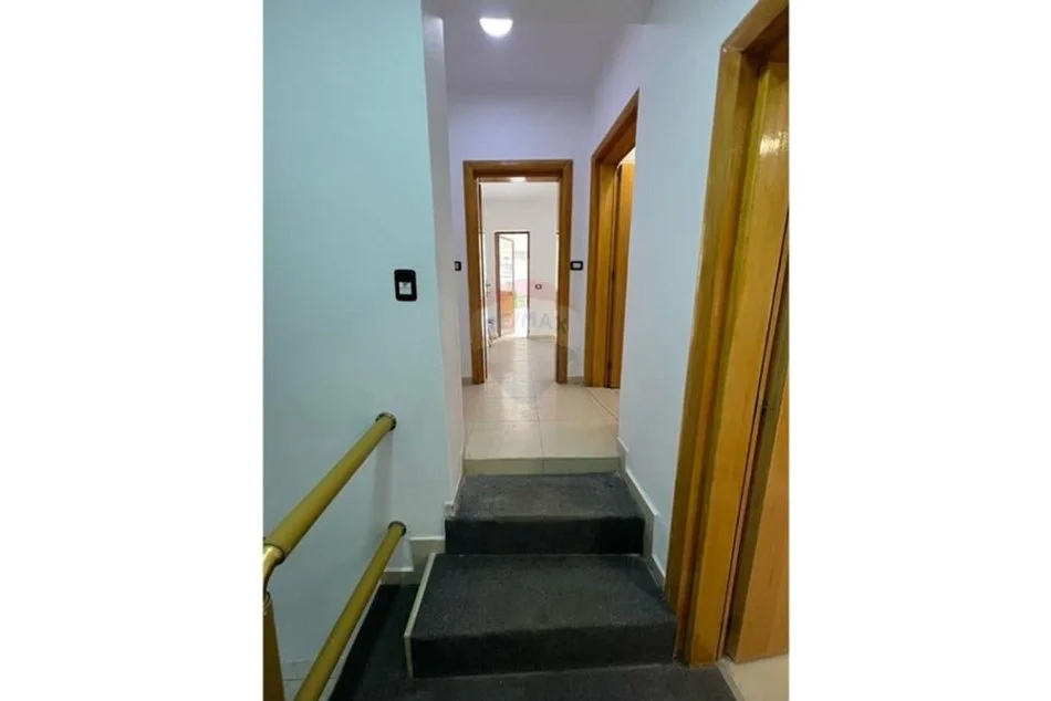 Tirane, jepet me qera apartament 1+1 , 105 m² 500 € (Mine Peza)
