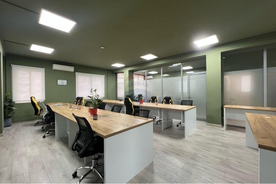 Tirane, jepet me qera zyre Kati 5, 290 m² 3.550 € (Bllok)