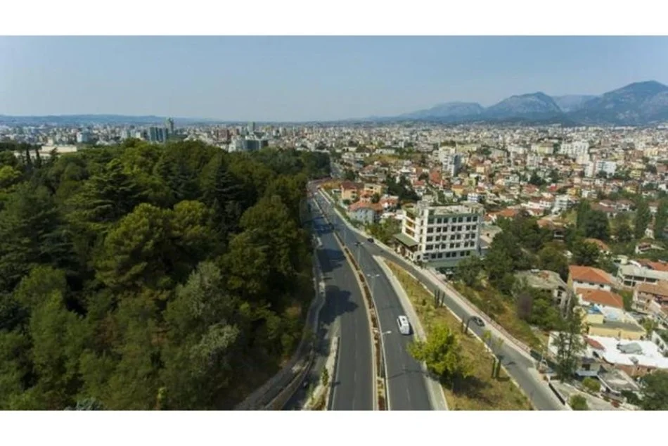 Tirane, jepet me qera dyqan Kati 0, 152 m² (Rr. e Elbasanit)