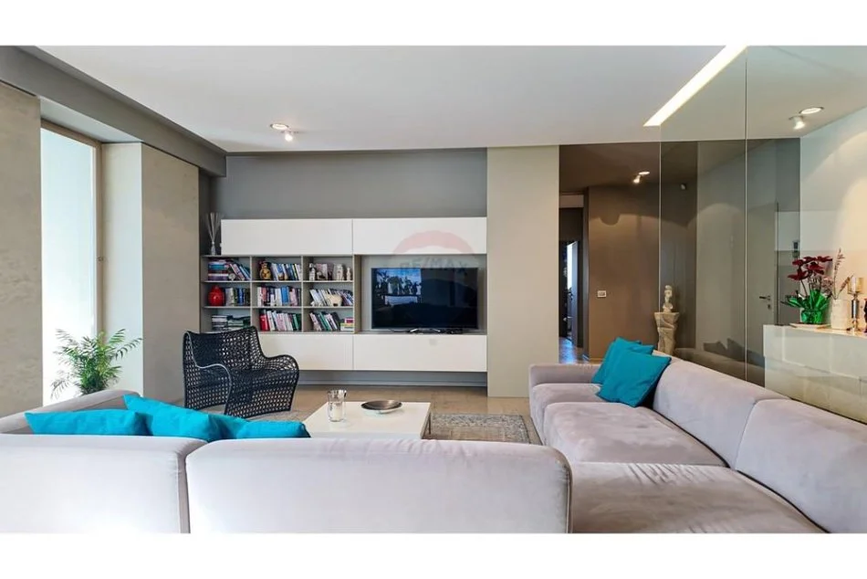 Tirane, shitet apartament+verande | Penthouse 3+1 Kati 8, 350 m² 650.000 € (Kopshti Botanik)