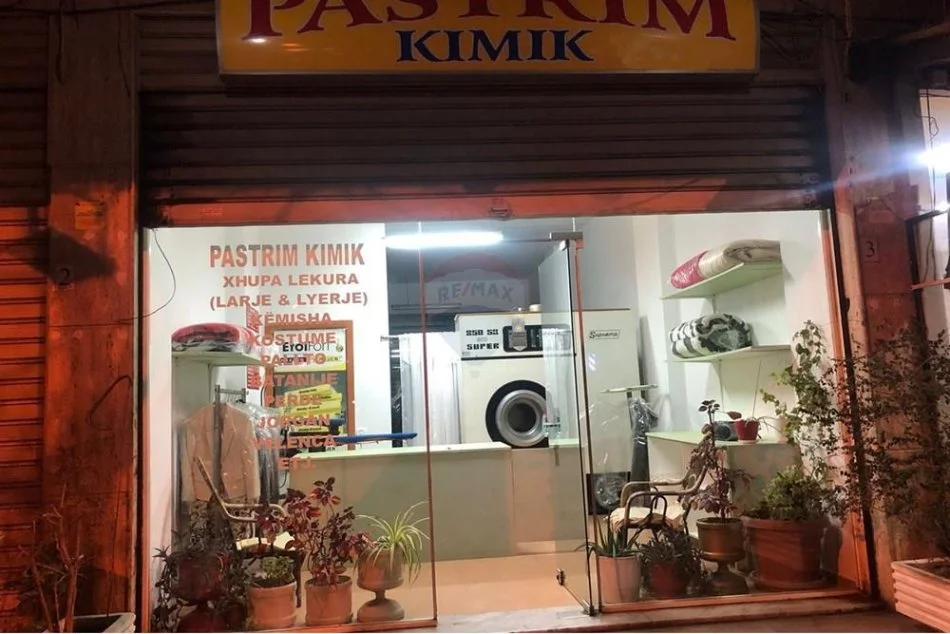 Tirane, jepet me qera dyqan Kati 0, 52 m² 450 € (Rruga 4 Deshmoret)