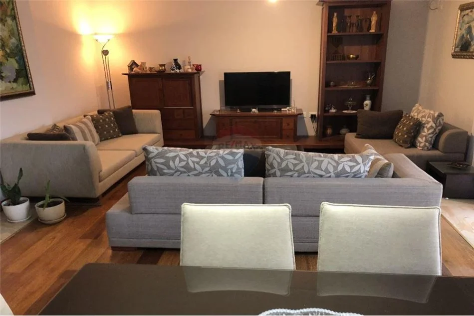 Tirane, jepet me qera apartament 3+1 Kati 6, 165 m² 1.100 € (Shallvaret)
