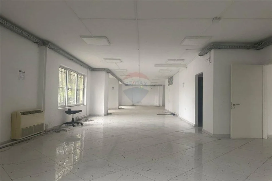 Tirane, jepet me qera ambjent biznesi Kati 0, 170 m² 1.500 € (Rruga Kristo Luarasi)