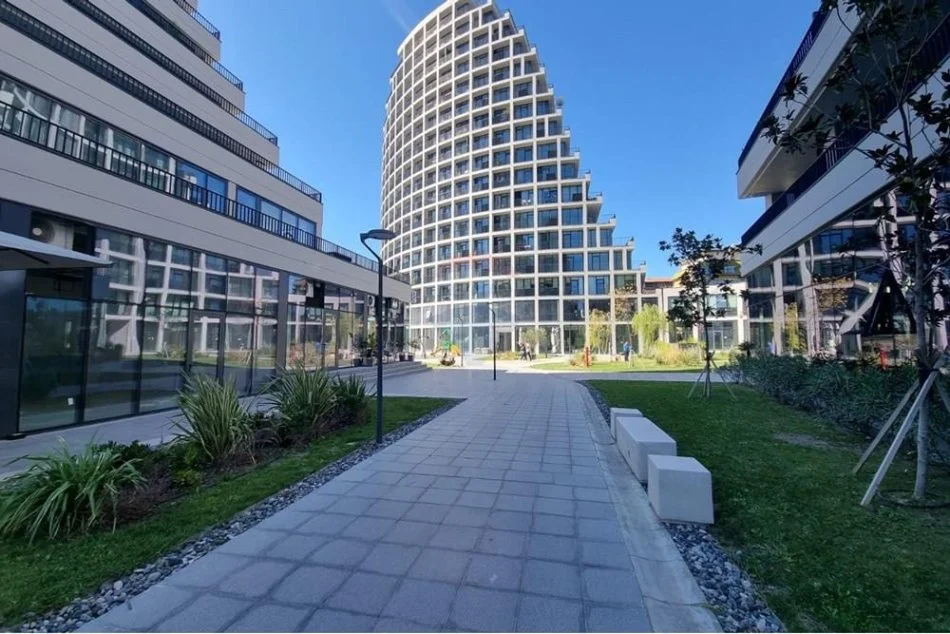 Tirane, jepet me qera zyre Kati 1, 93 m² 1.500 € (Lake View Residences)