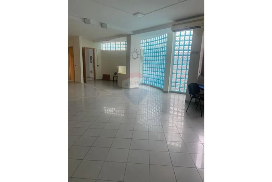 Tirane, jepet me qera zyre Kati 1, 170 m² 1.200 € (Rruga e Dibres)