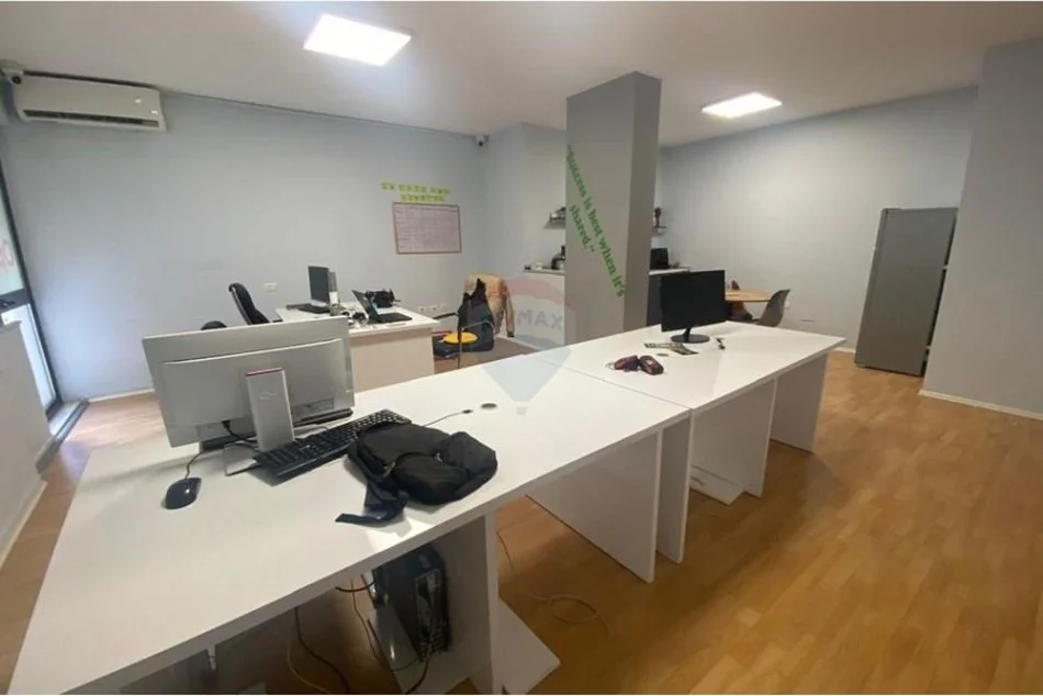 Tirane, jepet me qera zyre Kati 3, 125 m² 1.100 € (Rruga Ismail Qemali)