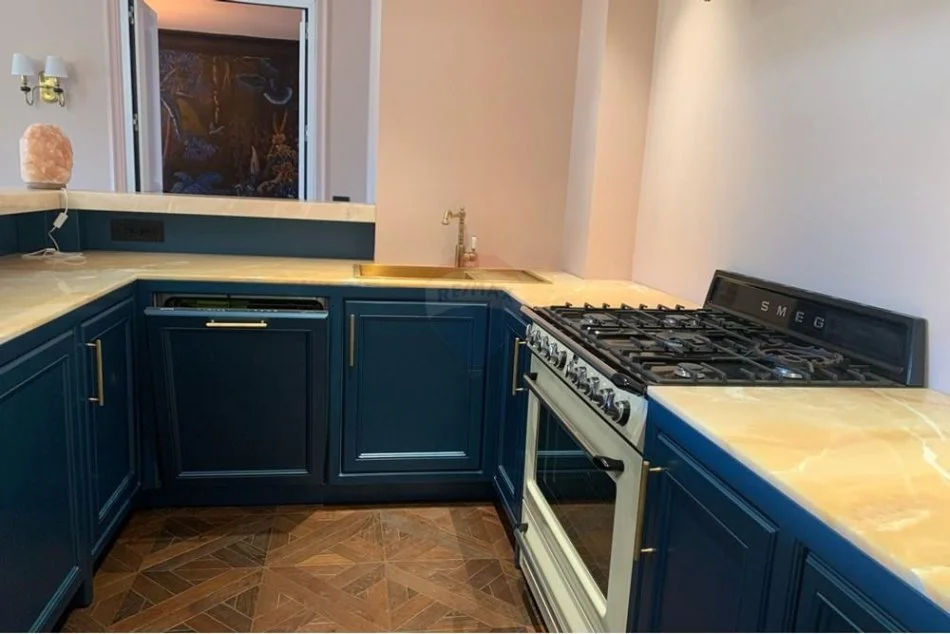 Tirane, jepet me qera apartament 1+1 Kati 6, 145 m² 2.000 € (Rruga Bardhok Biba)