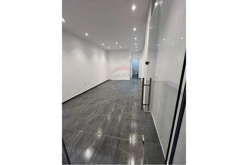 Tirane, jepet me qera dyqan Kati 0, 39 m² 250 € (Rruga Teodor Keko)