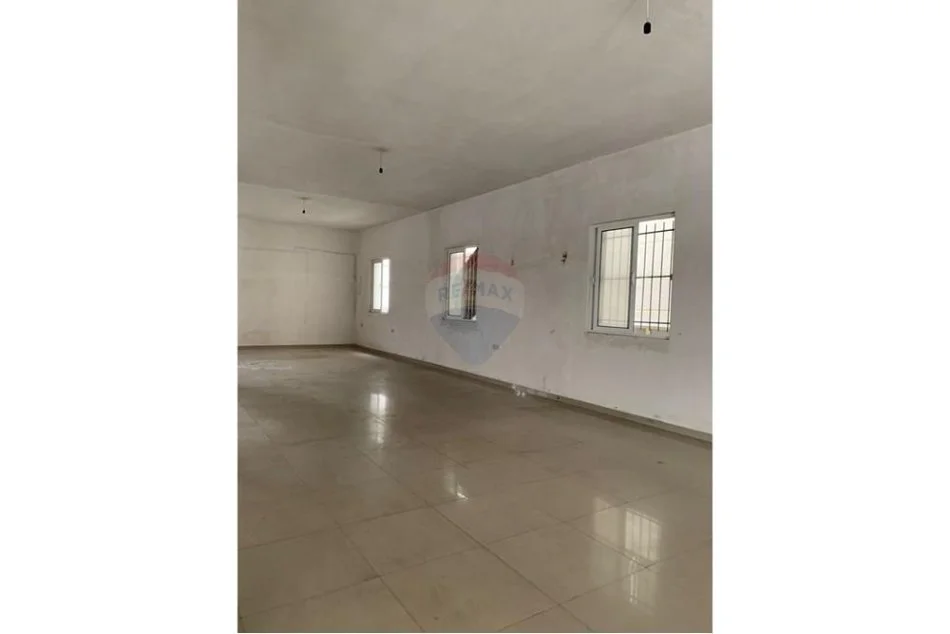 Tirane, jepet me qera magazine Kati 0, 200 m² 1.000 € (Rruga Jordan Misja)