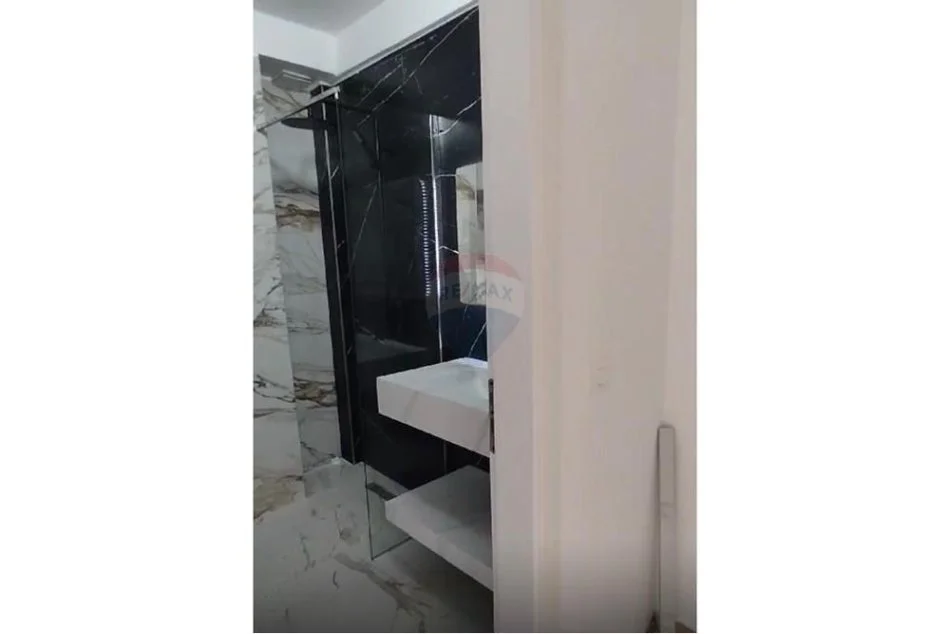 Tirane, jepet me qera ambjent biznesi Kati 0, 90 m² 1.100 € (Rruga Hoxha Tahsin)