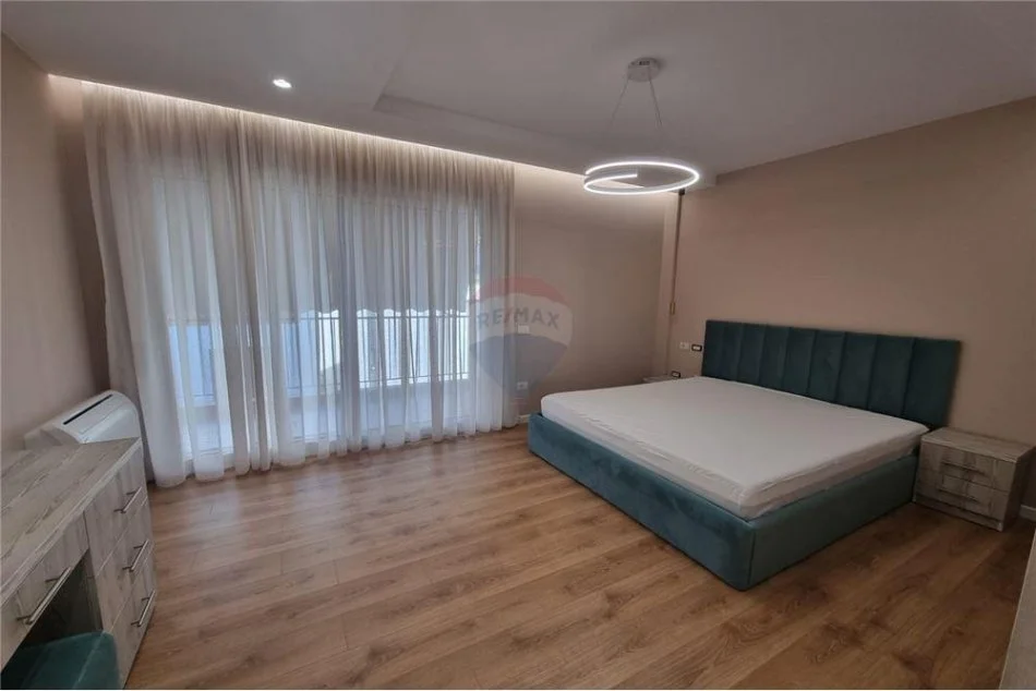 Tirane, jepet me qera apartament 3+1+Ballkon Kati 1, 173 m² 1.600 € (Liqeni i Thatë)