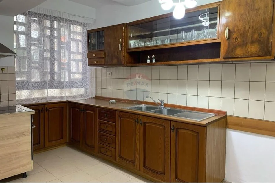 Tirane, jepet me qera apartament 1+1 Kati 1, 67 m² 950 € (Qender)