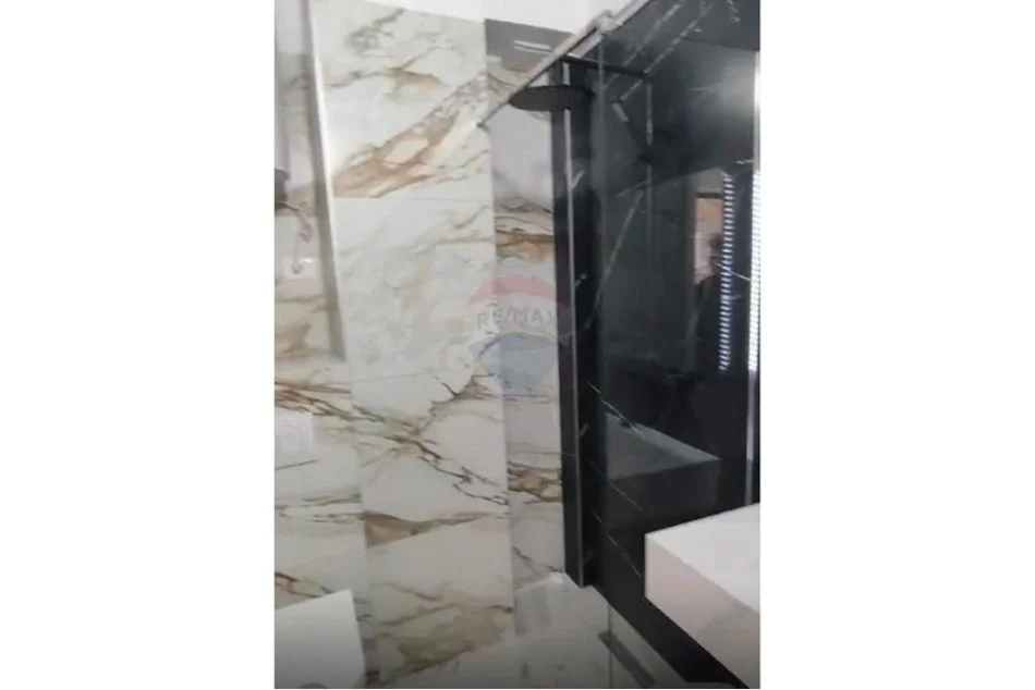 Tirane, jepet me qera ambjent biznesi Kati 0, 90 m² 1.100 € (Rruga Hoxha Tahsin)