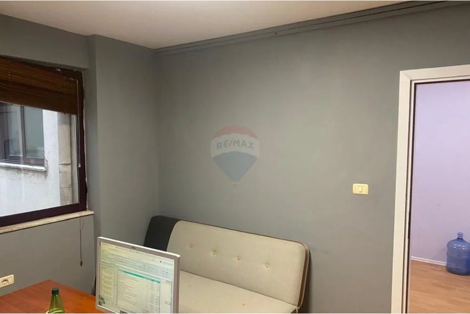 Tirane, jepet me qera zyre Kati 3, 125 m² 1.100 € (Rruga Ismail Qemali)