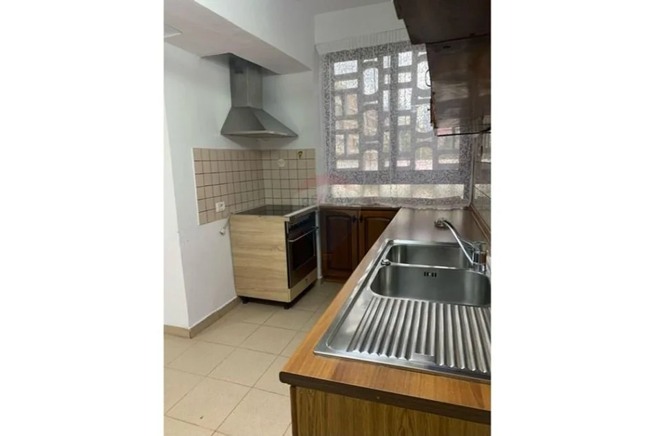 Tirane, jepet me qera apartament 1+1 Kati 1, 67 m² 950 € (Qender)