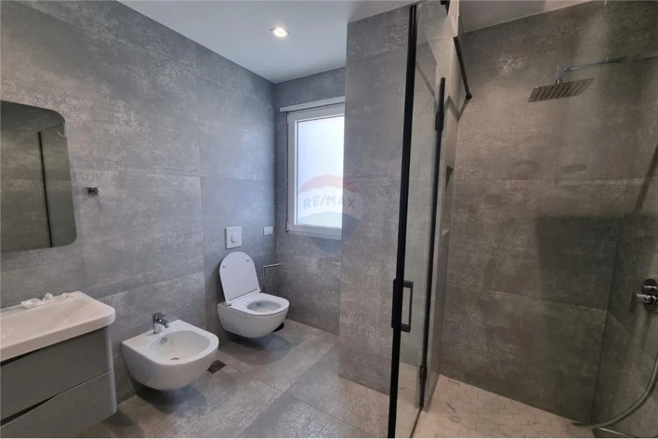 Tirane, jepet me qera apartament 3+1+Ballkon Kati 1, 173 m² 1.600 € (Liqeni i Thatë)