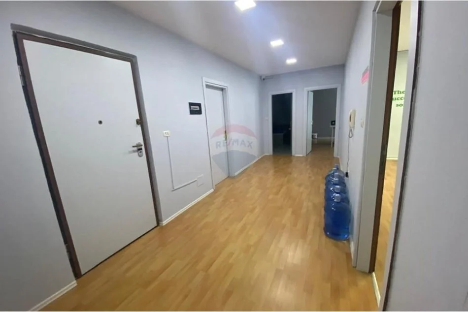 Tirane, jepet me qera zyre Kati 3, 125 m² 1.100 € (Rruga Ismail Qemali)