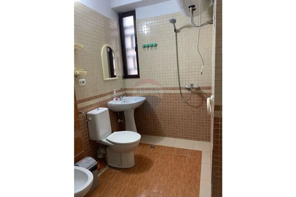 Tirane, jepet me qera apartament 1+1 Kati 1, 67 m² 950 € (Qender)