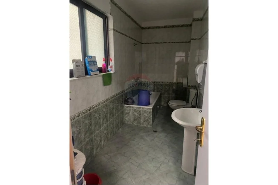 Tirane, jepet me qera zyre Kati 3, 125 m² 1.100 € (Rruga Ismail Qemali)