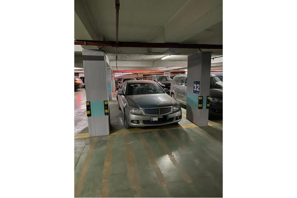 Tirane, jepet me qera apartament 1+1 Kati 6, 145 m² 2.000 € (Rruga Bardhok Biba)