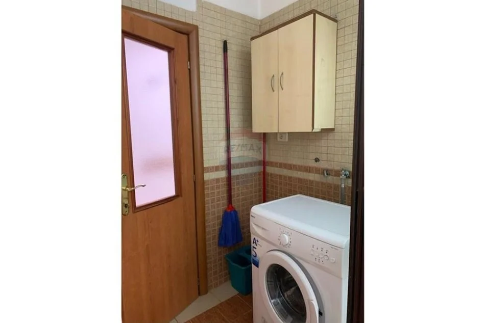 Tirane, jepet me qera apartament 1+1 Kati 1, 67 m² 950 € (Qender)