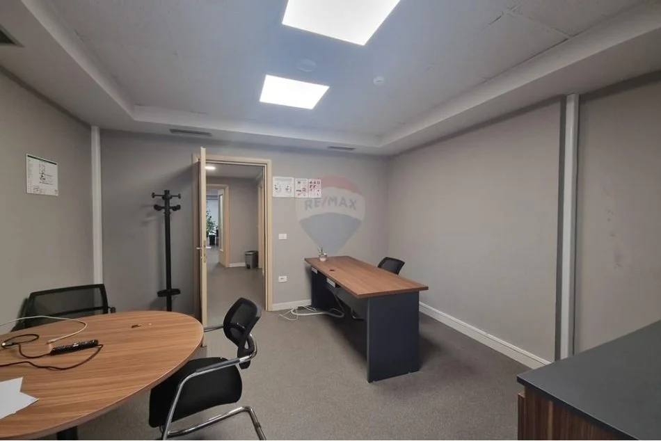 Tirane, jepet me qera zyre Kati 6, 219 m² 3.290 € (Libri Universitar)