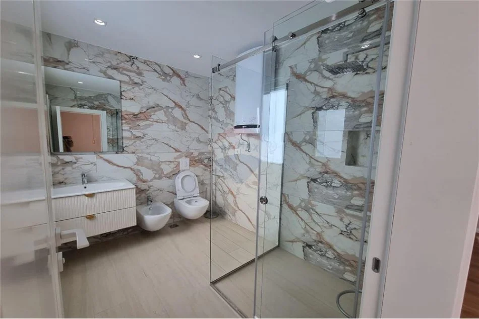 Tirane, jepet me qera apartament 3+1+Ballkon Kati 1, 173 m² 1.600 € (Liqeni i Thatë)