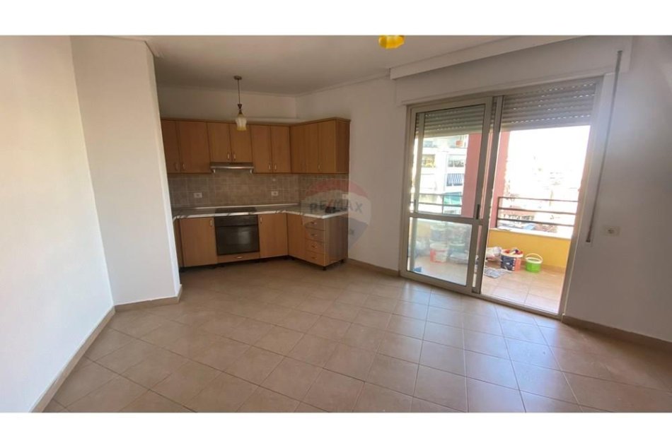 Tirane, jepet me qera apartament 2+1 , 450 € (Selvia)