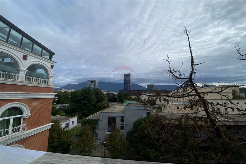 Tirane, jepet me qera zyre , 700 € (Bllok)