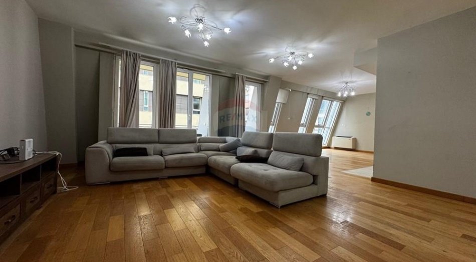 Tirane, jepet me qera apartament 3+1 Kati 5, 220 m² 2.200 € (Rruga e Elbasanit)