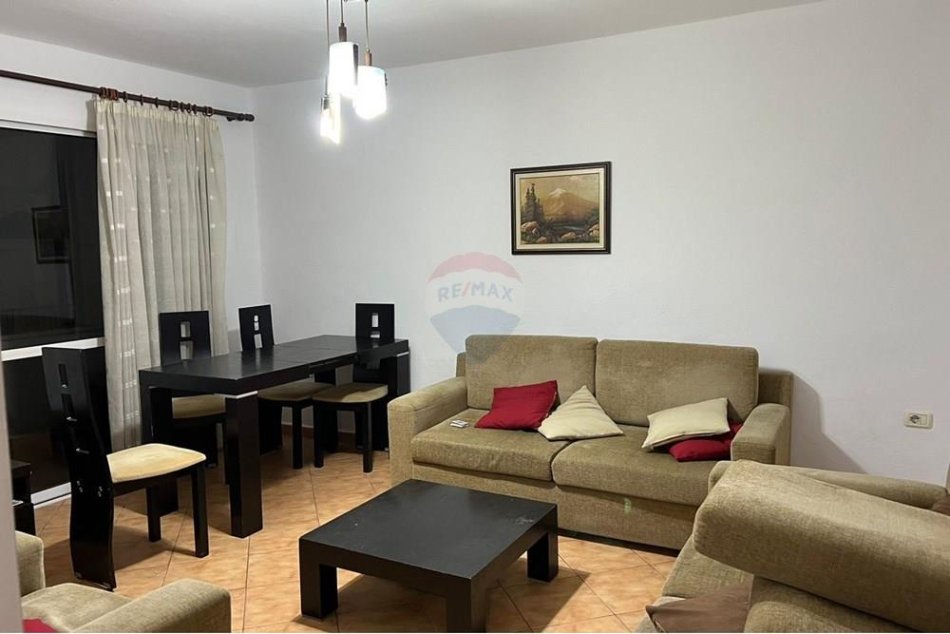 Tirane, jepet me qera 3+1 Kati 3, 97 m² 600 € (Rruga e Durrsit)