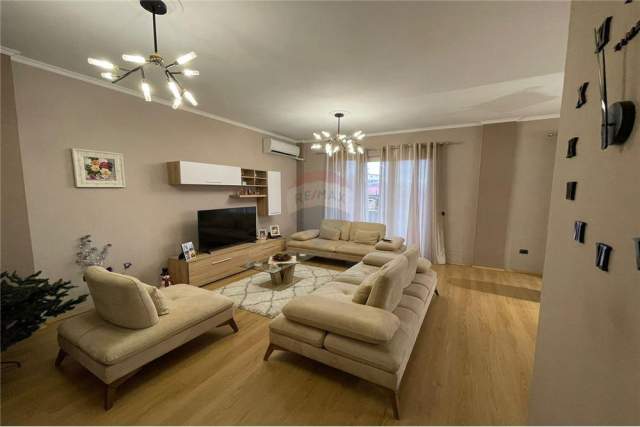 Tirane, shes apartament 2+1+A+BLK Kati 3, 184 m² 127.000 Euro (Kompleksi Grand)