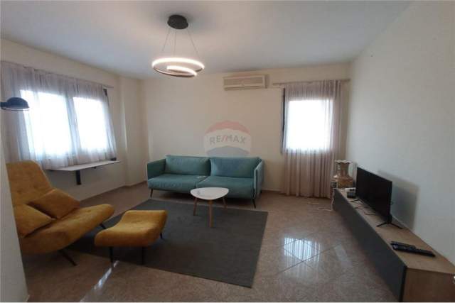 Tirane, jepet me qera apartament 1+1+BLK 80 m² 450 Euro (Sheshi Skenderbej)
