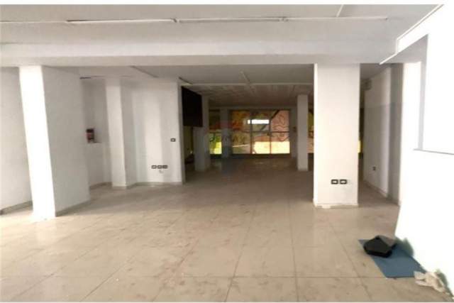 Durres, jepet me qera ambjent biznesi Kati 0, 446 m² 3.200 Euro (Durres)