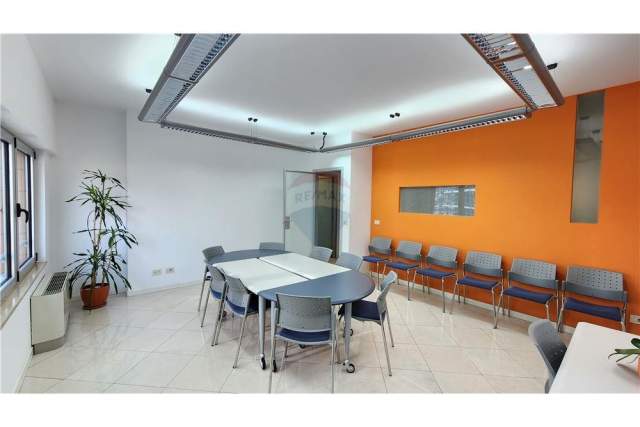 Tirane, jepet me qera zyre Kati 13, 100 m² 1.400 Euro (Bulevardi Bajram Curri)