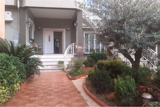 Tirane, jepet me qera ambjent biznesi Kati 1, 150 m² 800 Euro (Rruga Elbasanit)