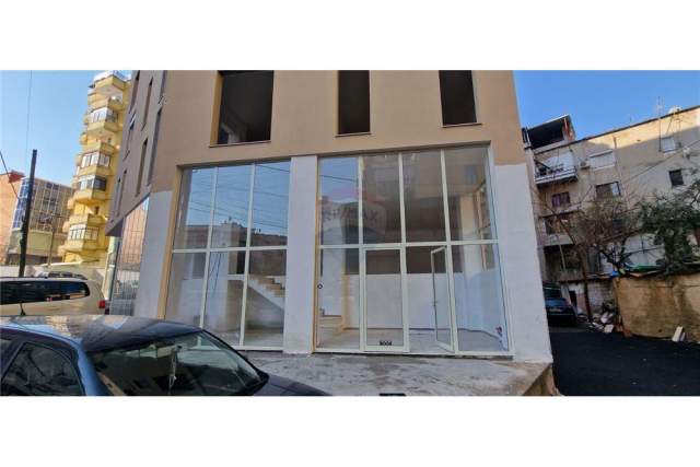 Tirane, jepet me qera ambjent biznesi Kati 0, 120 m² 100.000 Euro (Mine Peza)