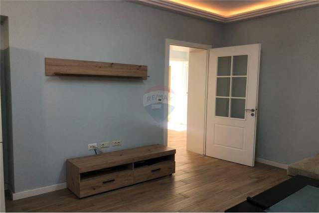 Tirane, jepet me qera apartament 1+1 90 m² 500 Euro (GLOBE)