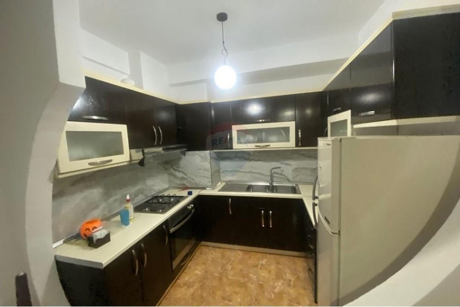 Tirane, jepet me qera 2+1+Ballkon Kati 3, 100 m² 400 € (FRESKU)