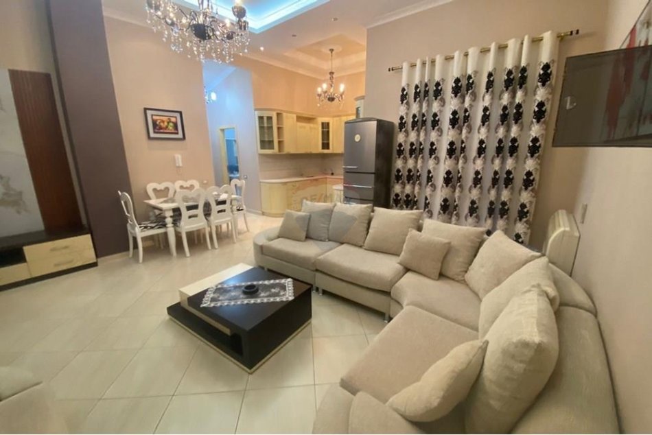 Tirane, jepet me qera apartament 2+1 , 800 € (Kopshti Botanik)