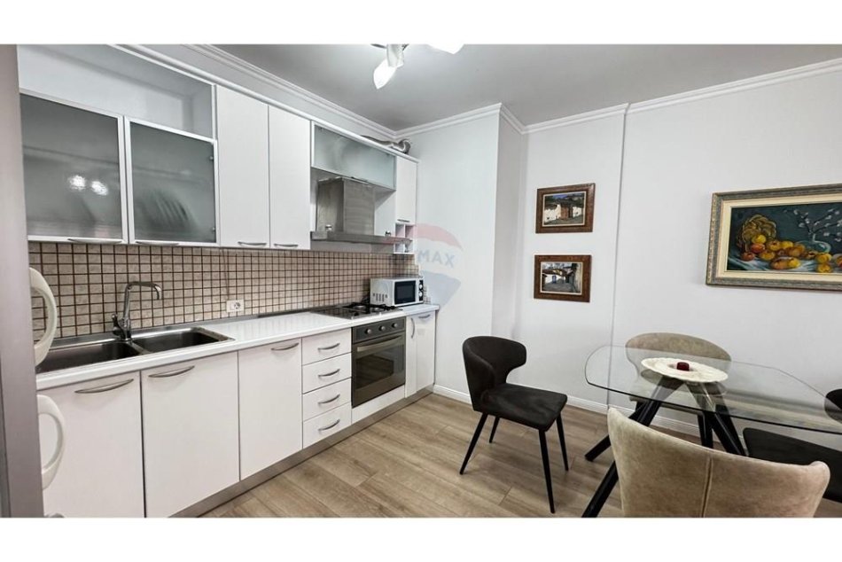 Tirane, jepet me qera apartament 1+1 , 75 m² 720 € (Liceu Artistik)