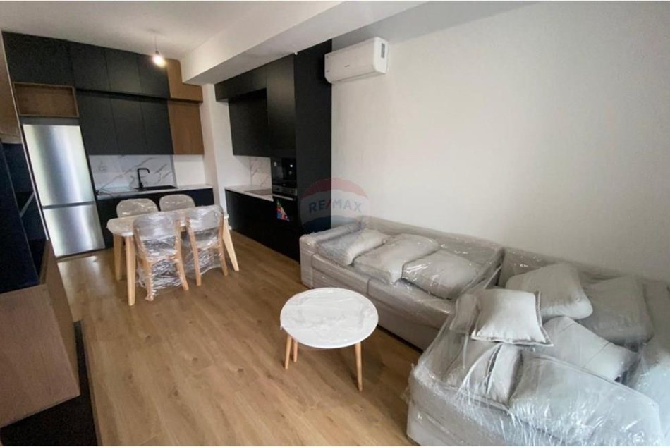 Tirane, jepet me qera apartament 1+1 Kati 7, 59 m² 450 € (Ali Demi)
