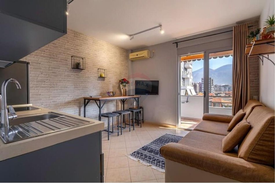 Tirane, jepet me qera apartament 2+1 Kati 6, 100 m² 700 € (Qender, Rr. e Barrikadave)