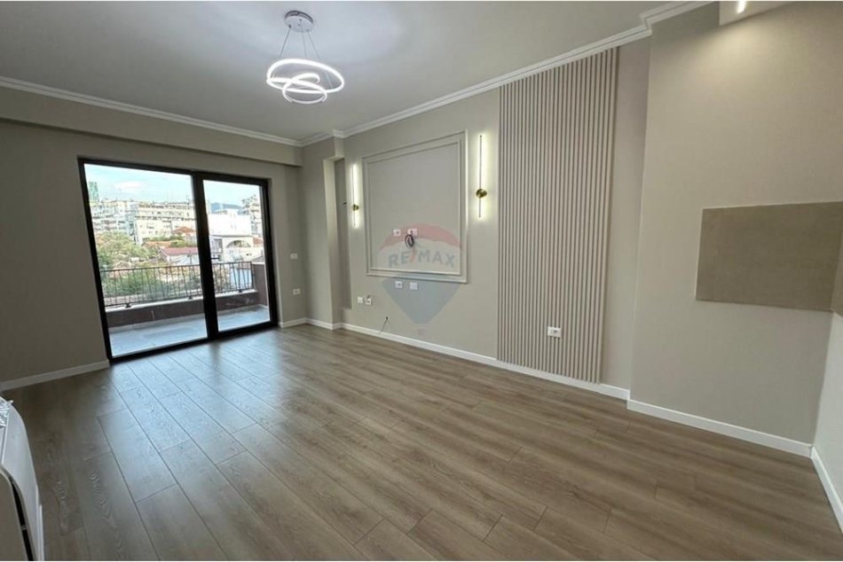 Tirane, jepet me qera zyre Kati 1, 105 m² 800 € (Rruga Myslym Shyri)
