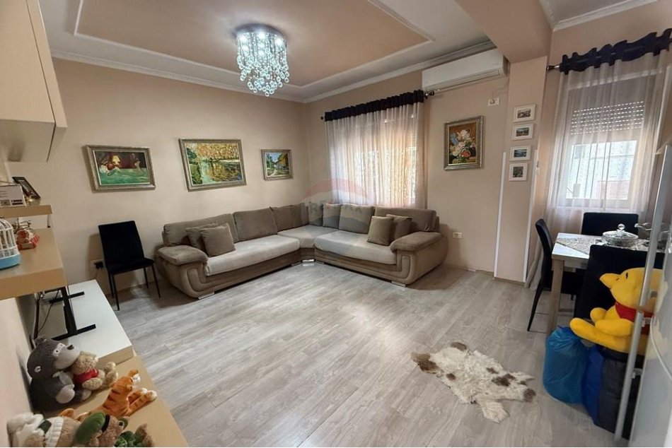 Tirane, jepet me qera apartament 1+1+Aneks+Ballkon Kati 5, 60 m² 550 € (Myslym Shyri)