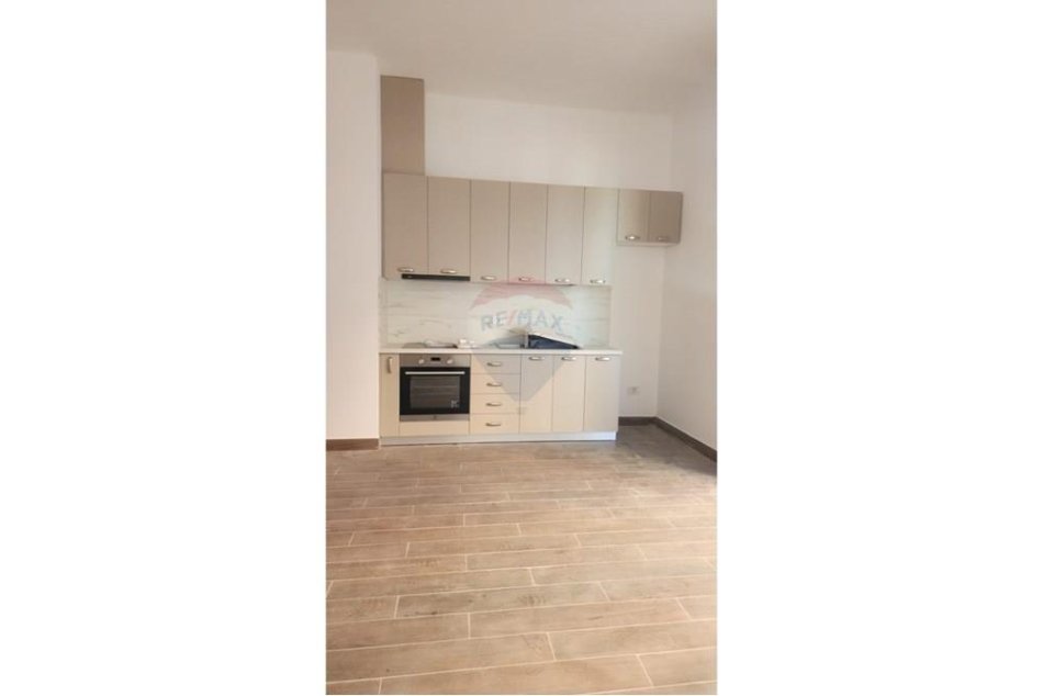 Tirane, jepet me qera apartament 1+1 , 75 m² 550 € (Kompleksi Delijorgj)
