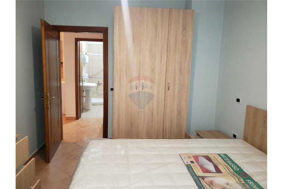 Tirane, jepet me qera apartament 1+1+Ballkon Kati 4, 69 m² 550 € (Rr. Him Kolli)