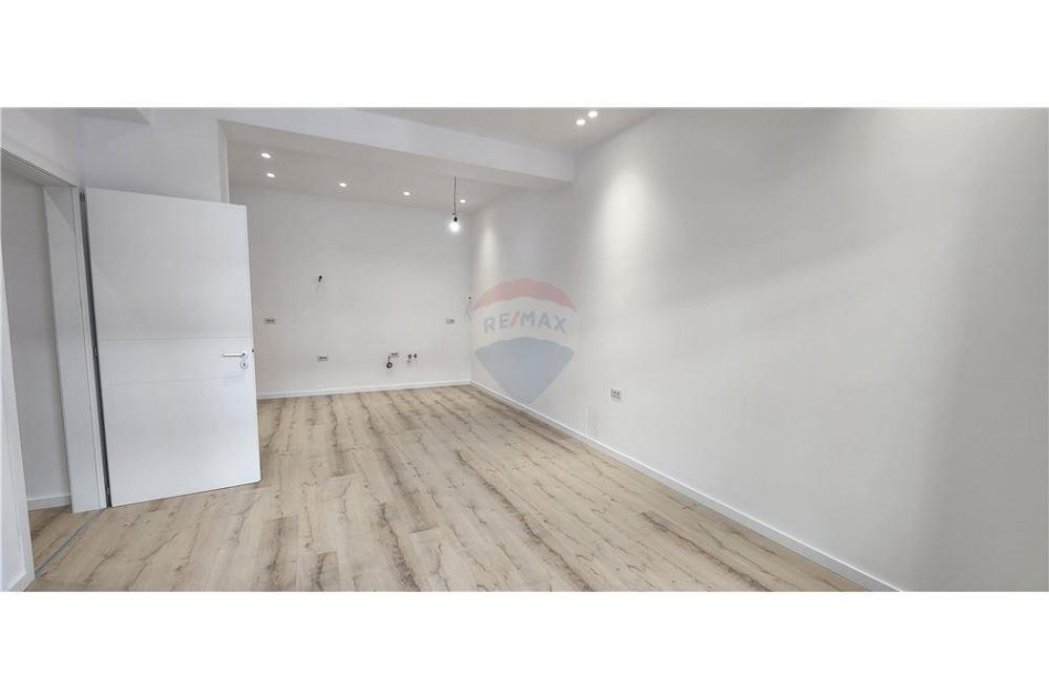 Tirane, jepet me qera zyre , 98 m² 600 € (rruga e dibres)