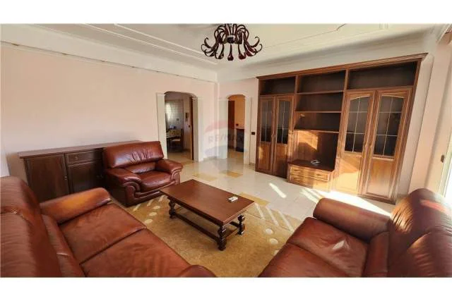 Tirane, jepet me qera apartament Kati 6, 134 m² 1.200 Euro (Ne zonen e bllokut, prane piceri Era.)